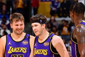 爱游戏体育官网-东契奇意外战胜切尔西，表现优异引爆全场！观众掌声雷动(东契奇谈爆砍73分)